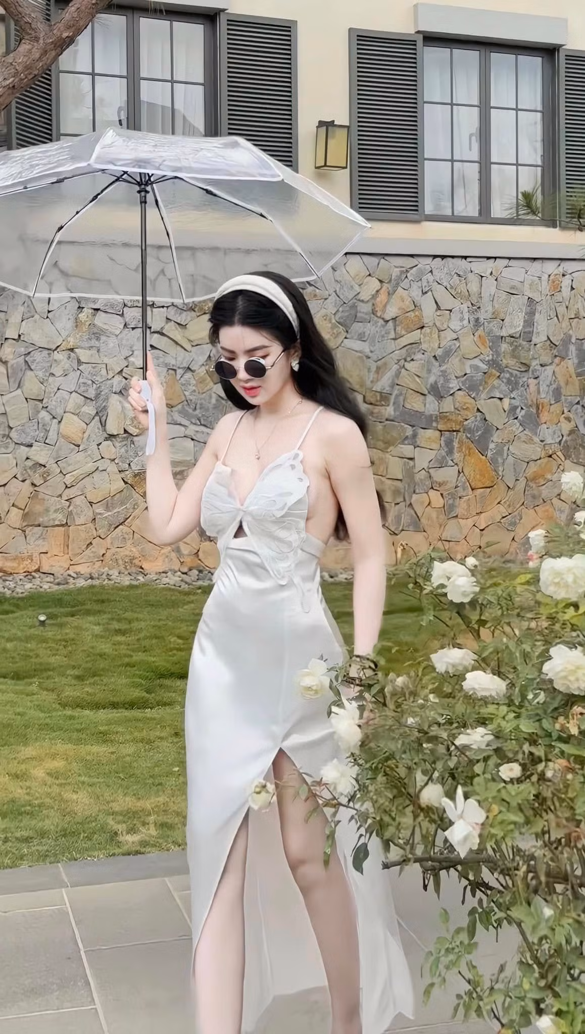 Trên trang cá nhân, cô nàng thường chia sẻ nhiều khoảnh khắc đi du lịch đến những địa điểm khác nhau.