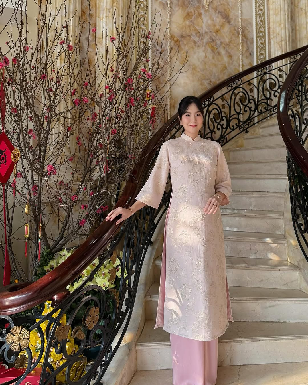 Người đẹp diện nhiều thiết kế áo dài khác nhau, từ truyền thống đến cách tân hiện đại.