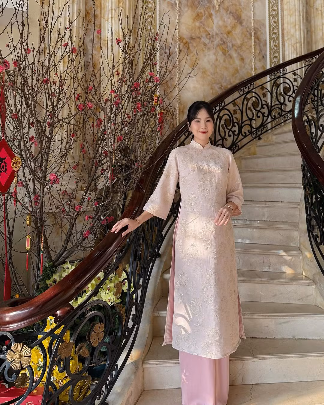 Người đẹp diện nhiều thiết kế áo dài khác nhau, từ truyền thống đến cách tân hiện đại.