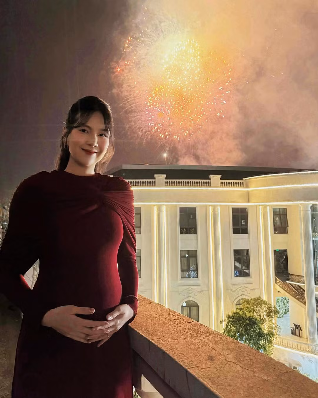 Từ trước đó vài tháng, người đẹp đã nghỉ việc ở Đài truyền hình Việt Nam để sẵn sàng cho hành trình mang thai, làm mẹ.