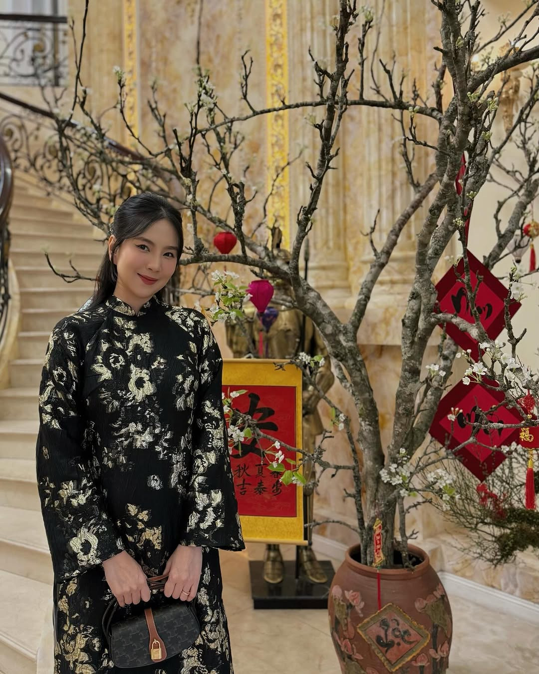 Dù chỉ chụp ảnh ở một góc của ngôi nhà, thế nhưng nhiều người đã tinh ý nhận ra độ hoành tráng và bề thế của ngôi nhà. Được biết, nhà chồng cô nàng sở hữu cả một "tòa lâu đài" đồ sộ ở Bắc Giang.