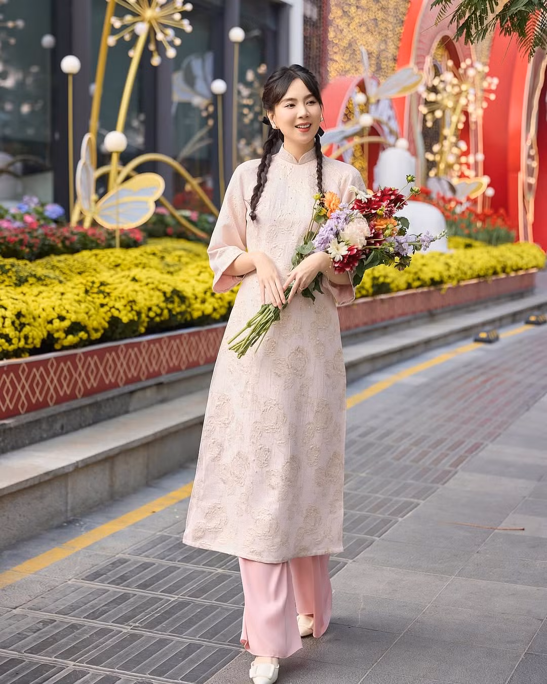 Nhiều người theo dõi cô nàng đều đã gửi lời chúc phúc đến nữ MC xinh đẹp.