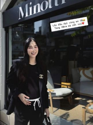 Mới đây, cô nàng cũng hào hứng chia sẻ thông tin vòng eo lần đầu tiên đạt mức 78cm do đang mang thai. Mai Ngọc vui vẻ hạnh phúc khi lần đầu được làm mẹ.