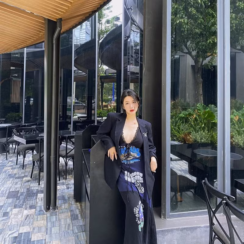 Hiện tại, cô nàng không còn hoạt động trong lĩnh vực nghệ thuật mà chuyển hướng kinh doanh và khá thành công.