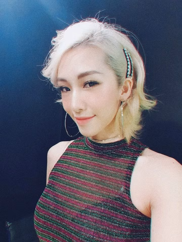 Sau thời gian vắng bóng, mới đây Emily và Big Daddy công khai tình cảm. Cô nàng cũng quay lại với âm nhạc khi xuất hiện trong một số chương trình truyền hình.