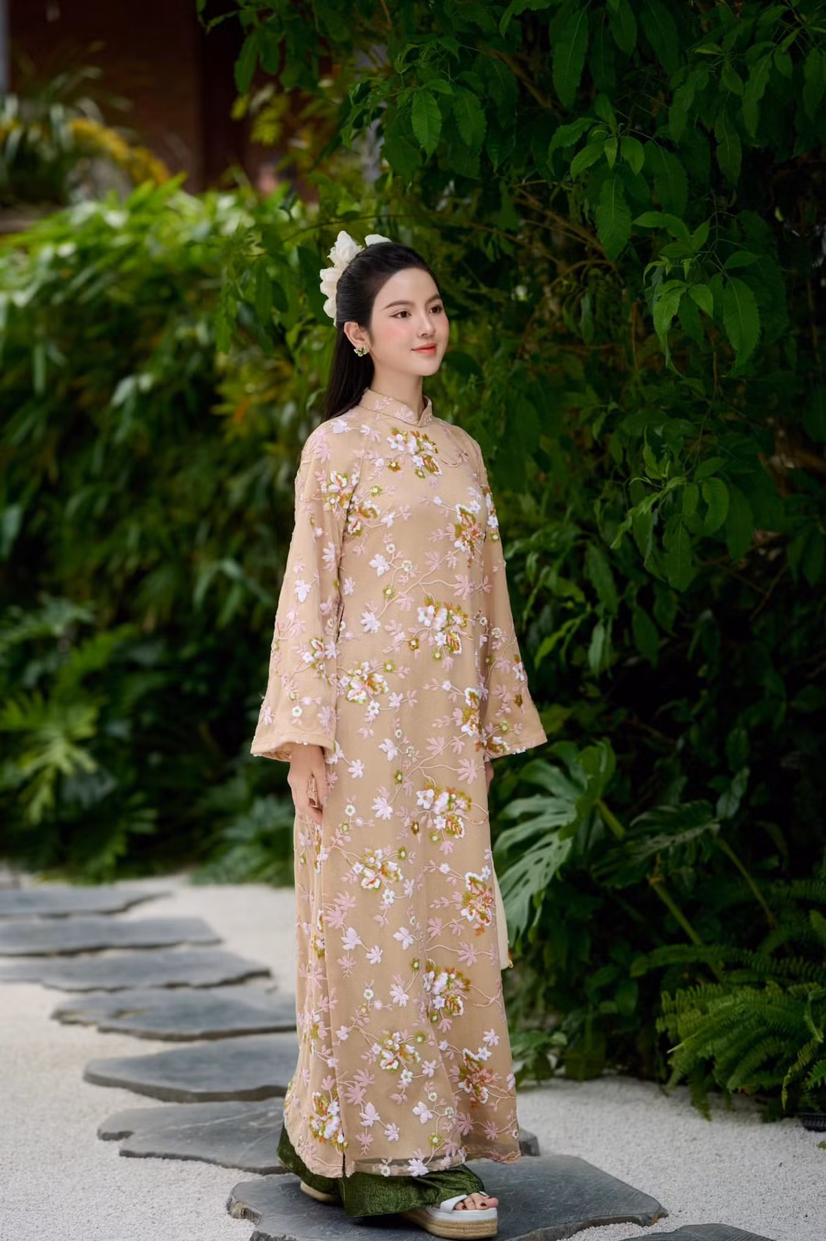 Diện tà áo dài truyền thống, Chu Thanh Huyền khoe visual xinh đẹp tựa nàng thơ.