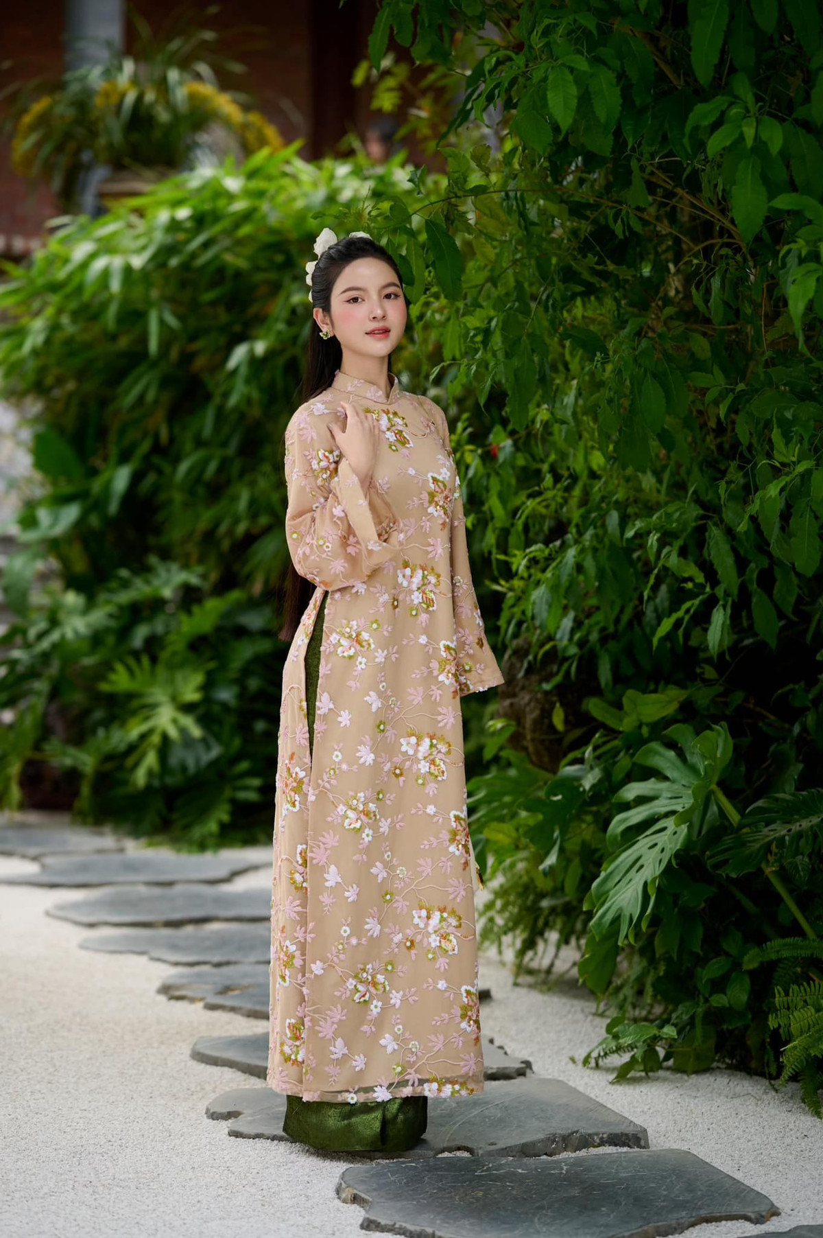 Chu Thanh Huyền chọn vãn cảnh đầu xuân ở ngôi chùa nơi cô và Quang Hải từng thực hiện bộ ảnh cưới chấn động mạng xã hội.