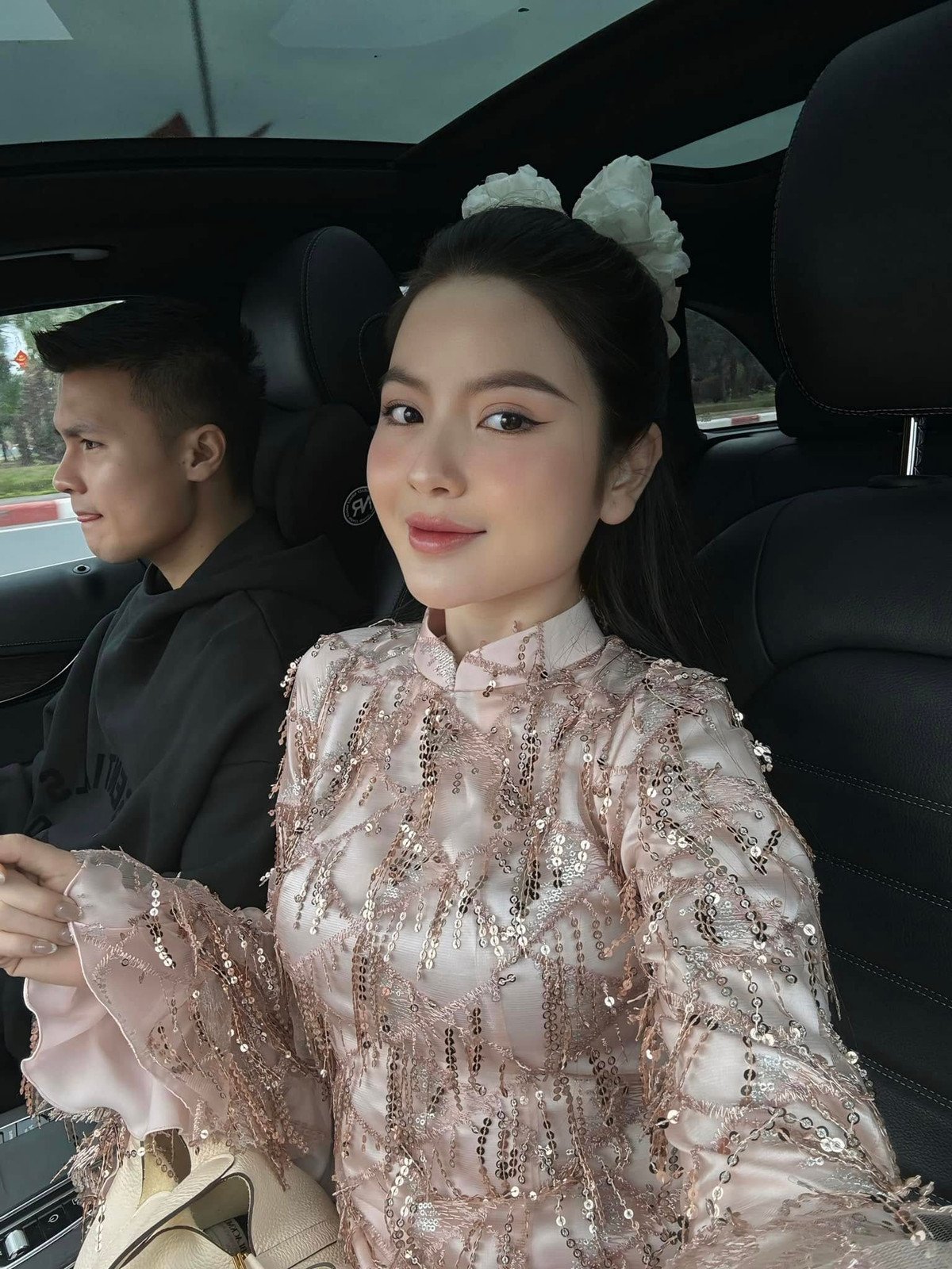 Cô nàng cùng ông xã đi chúc Tết.