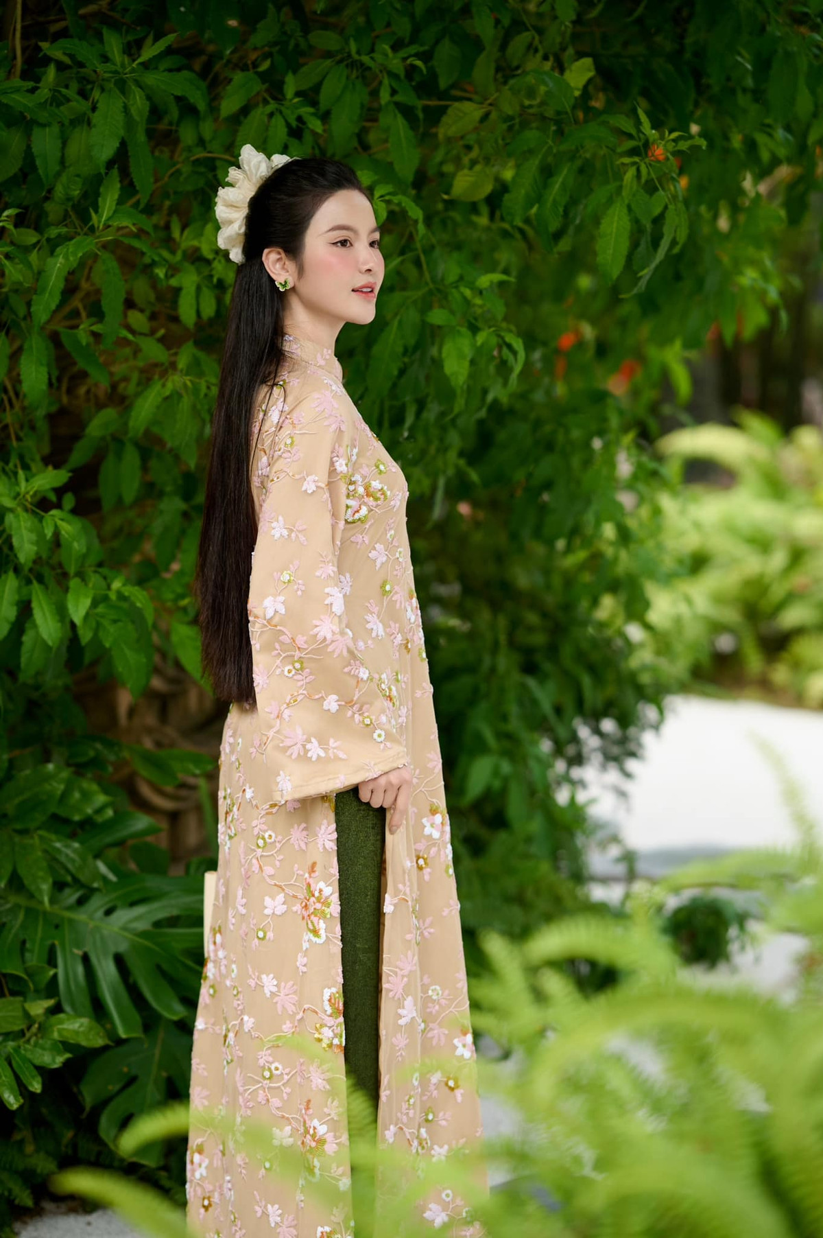 Bà xã Quang Hải khoe vẻ đẹp không góc chết.