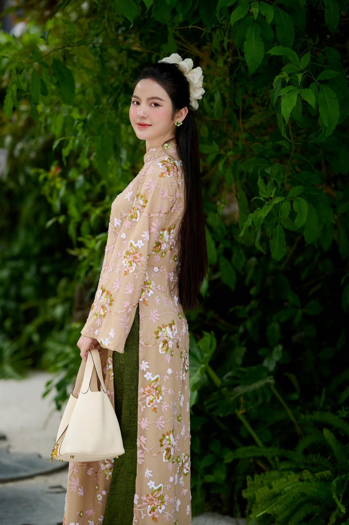 Chu Thanh Huyền lựa chọn thiết kế áo dài với tone màu cam nhạt, được thêu họa tiết tỉ mỉ, ấn tượng.