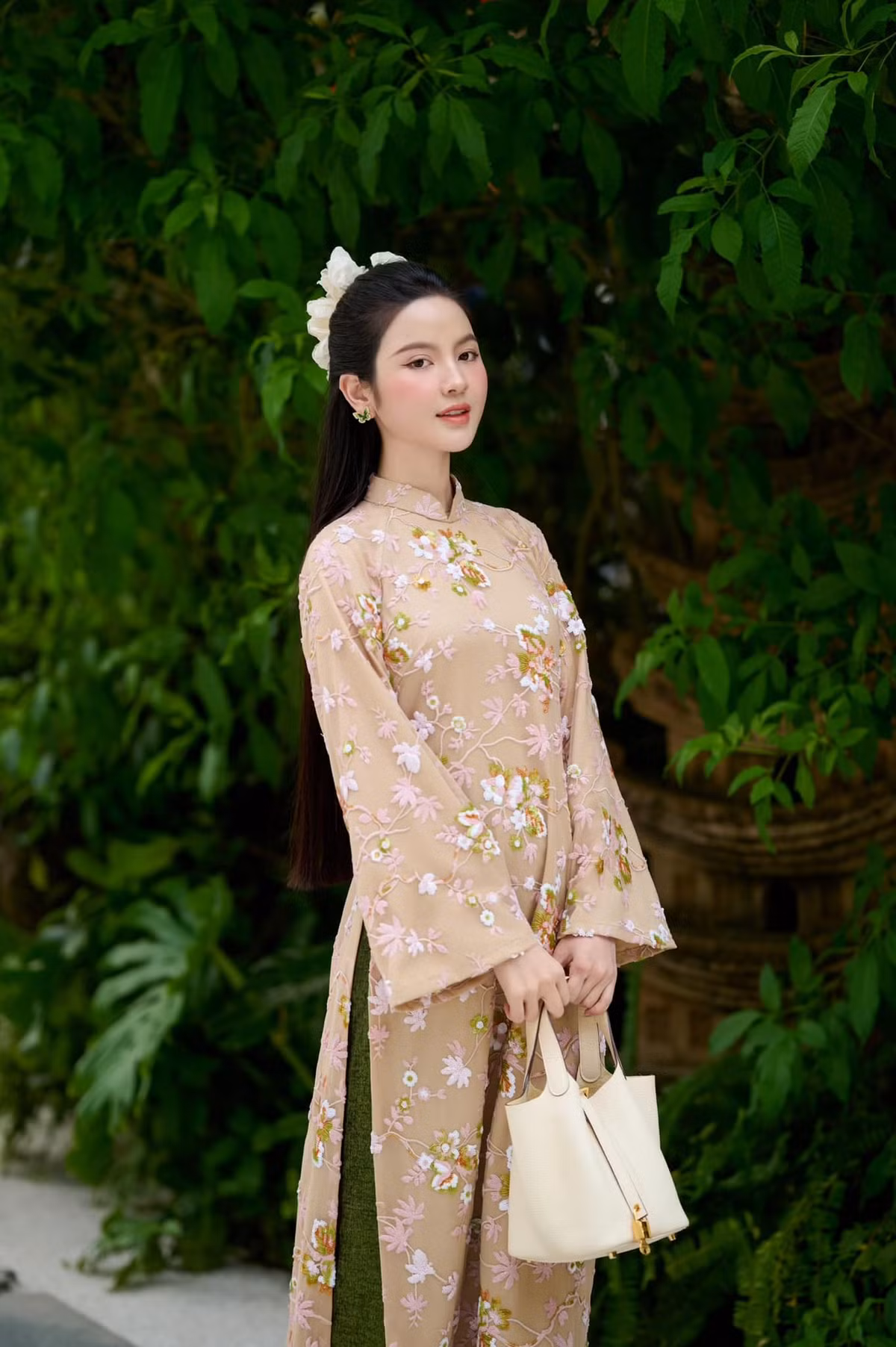 Mới đây trên trang cá nhân, bà xã Quang Hải - Chu Thanh Huyền vừa đăng tải loạt ảnh diện áo dài đi vãn chùa đầu năm khiến nhiều người chú ý. Sắc vóc "gái một con" khiến nhiều người phải xuýt xoa.