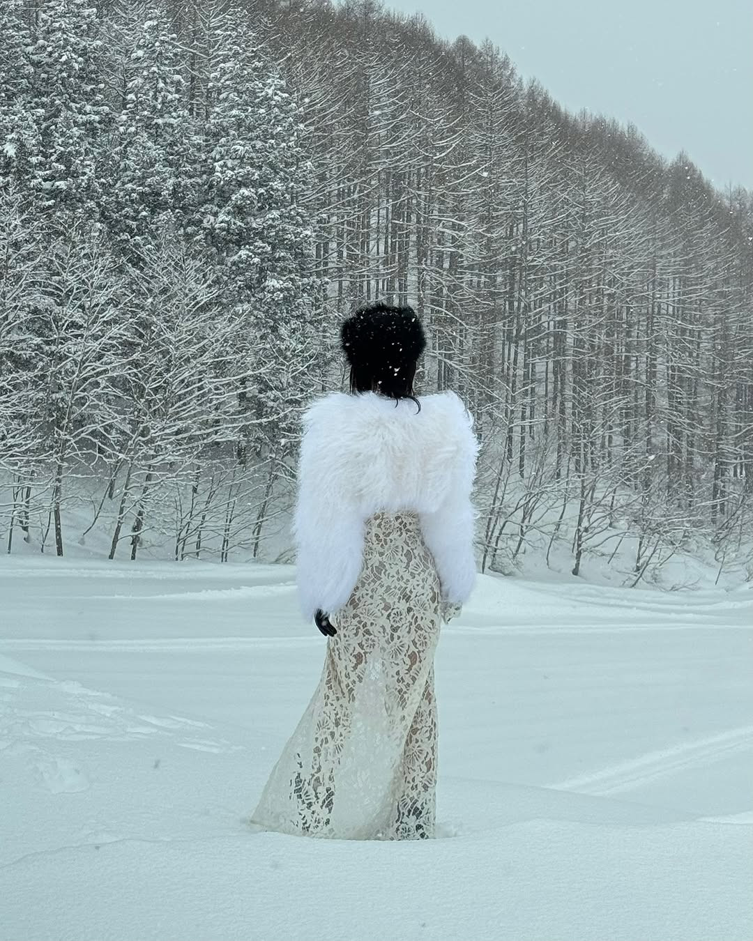 Cô nàng sở hữu kênh YouTube và các nền tảng mạng xã hội khác với lượng người theo dõi đông đảo, nơi cô chia sẻ những kiến thức và kinh nghiệm về thời trang, làm đẹp.