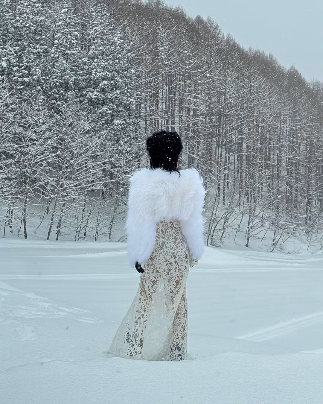 Cô nàng sở hữu kênh YouTube và các nền tảng mạng xã hội khác với lượng người theo dõi đông đảo, nơi cô chia sẻ những kiến thức và kinh nghiệm về thời trang, làm đẹp.