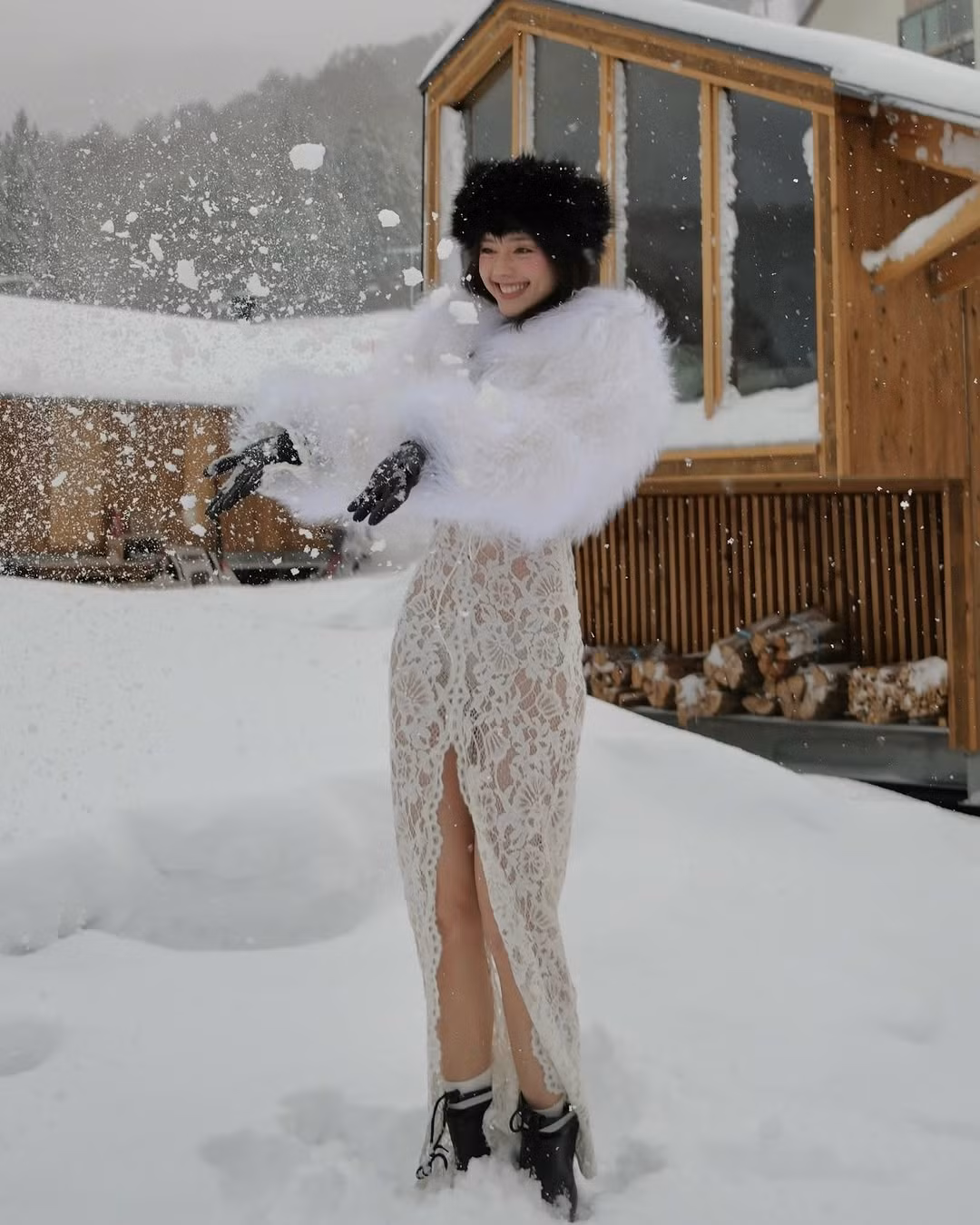 Nhiều mỹ nhân khác khi chụp ảnh tuyết đã lựa chọn bikini, mặc dù không diện đồ bơi nhưng Khánh Linh vẫn vô cùng cuốn hút, khoe được những ưu điểm cơ thể.