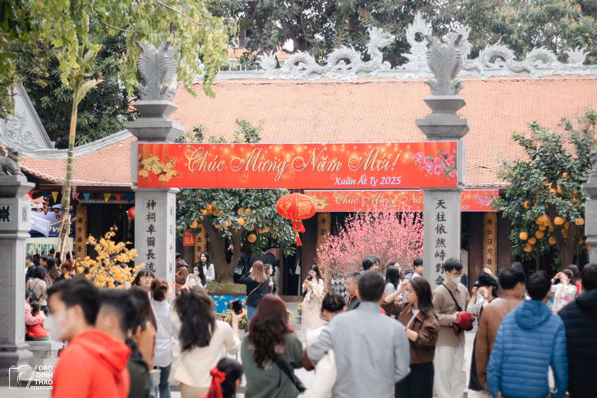 Những năm gần đây, cùng với sự phát triển của mạng xã hội, việc nhiều bạn trẻ tìm đến chùa Hà ngày càng nhiều. Ngoài đi lễ chùa, các bạn trẻ tranh thủ ghi lại những khoảnh khắc đẹp cùng gia đình và bạn bè ngày đầu năm mới.