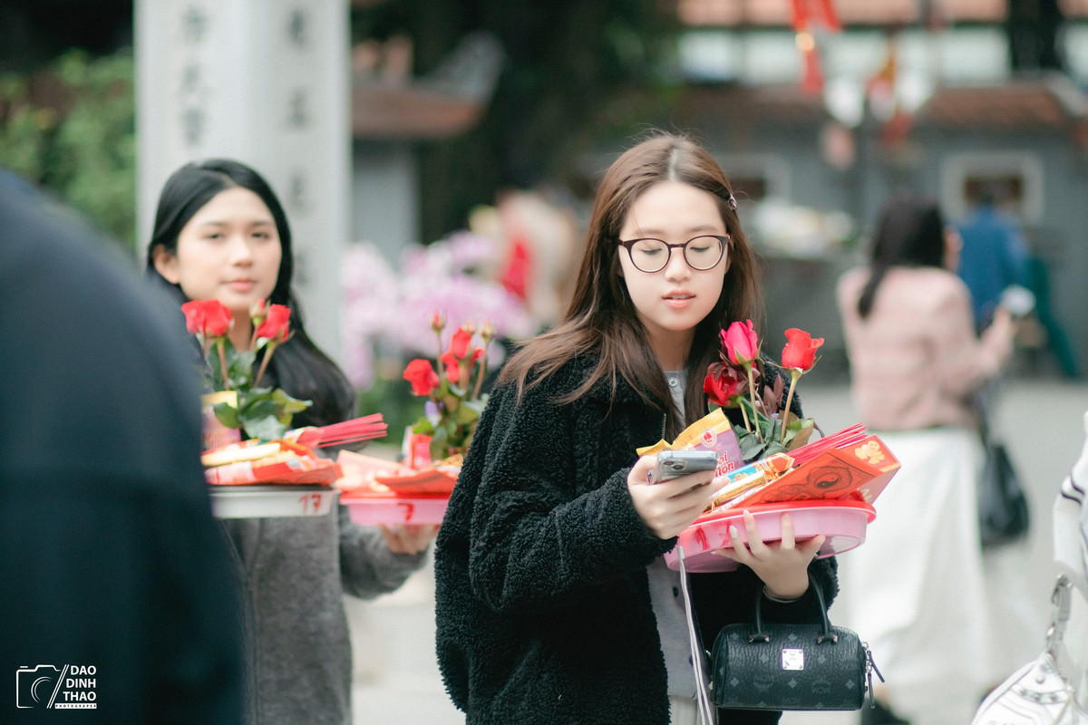 Trước khi vào lễ, các bạn trẻ thường mua một mâm lễ cầu duyên, gồm hương vàng, miếng trầu, hoa quả, bánh trái, nến... và không thể thiếu hoa hồng (loài hoa tượng trưng cho tình yêu). Mức giá mỗi mâm lễ dao động từ 50.000 đến 300.000 đồng tùy thuộc vào số lượng đồ lễ.