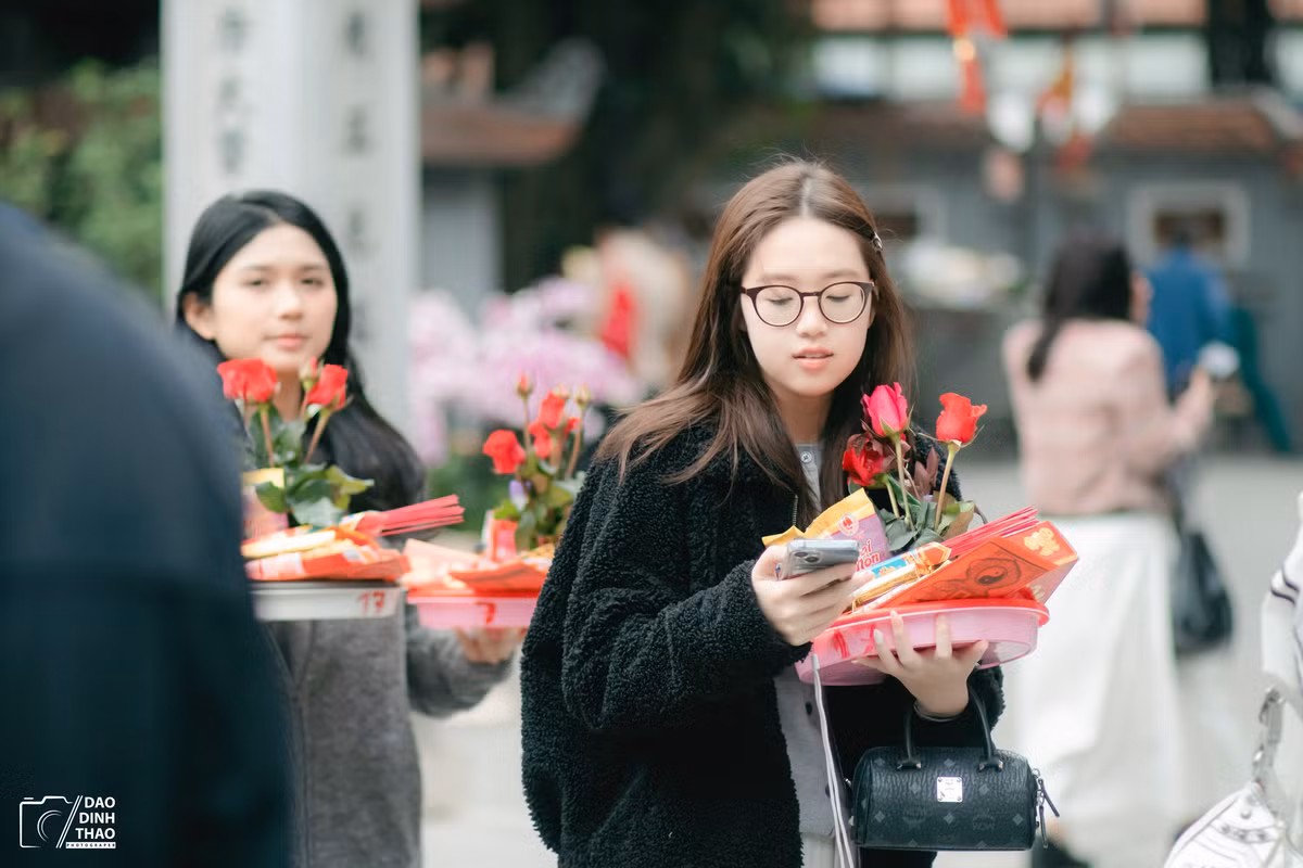 Trước khi vào lễ, các bạn trẻ thường mua một mâm lễ cầu duyên, gồm hương vàng, miếng trầu, hoa quả, bánh trái, nến... và không thể thiếu hoa hồng (loài hoa tượng trưng cho tình yêu). Mức giá mỗi mâm lễ dao động từ 50.000 đến 300.000 đồng tùy thuộc vào số lượng đồ lễ.