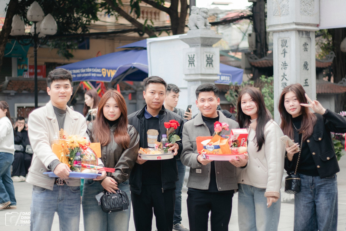 Để ước nguyện được linh ứng, các bạn trẻ gửi gắm những mong muốn vào tờ sớ. Mỗi tờ sớ cầu duyên sẽ ghi họ tên, năm sinh, địa chỉ và ý nguyện của mỗi người.