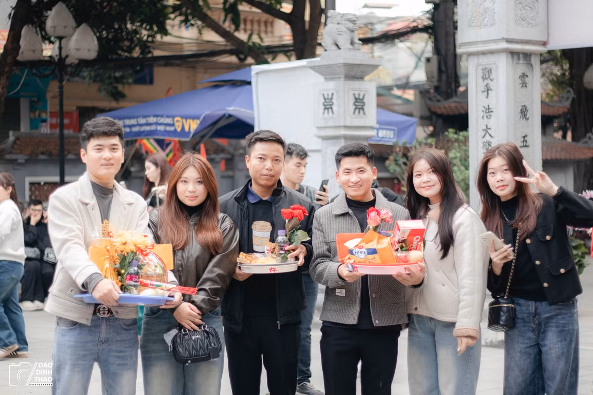 Để ước nguyện được linh ứng, các bạn trẻ gửi gắm những mong muốn vào tờ sớ. Mỗi tờ sớ cầu duyên sẽ ghi họ tên, năm sinh, địa chỉ và ý nguyện của mỗi người.