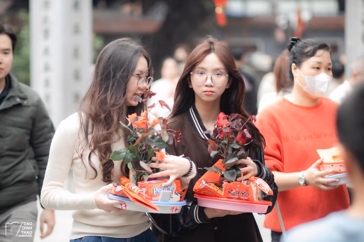 Những người tới chùa Hà lần đầu sẽ được hỗ trợ phát mẫu văn khấn.