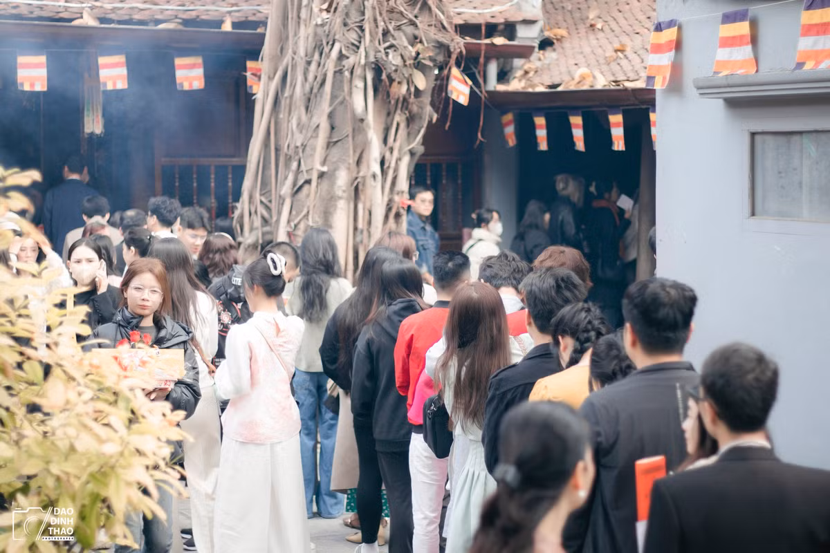 Theo ghi nhận, từ ngày mồng 3 Tết, chùa Hà đã khá tấp nập du khách đến tham quan cũng như dâng hương.