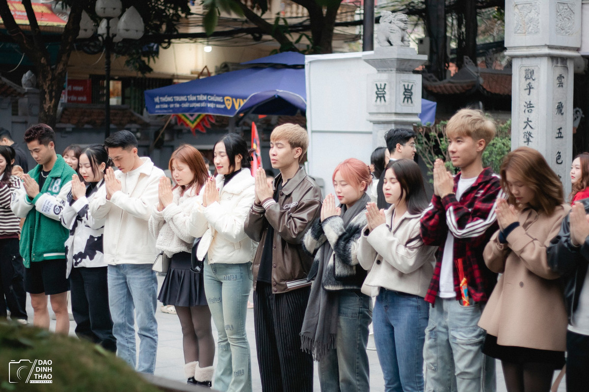 Đầu năm, giới trẻ đua nhau đi chùa Hà cầu duyên “thoát ế“ Dau nam, gioi tre dua nhau di chua Ha cau duyen “thoat e“