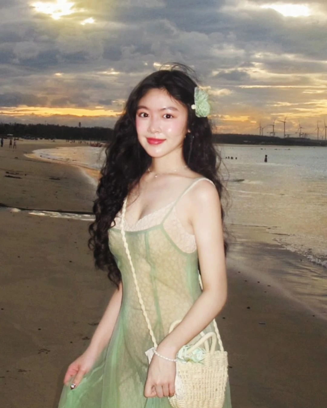 Nhiều người dành lời khen cho nhan sắc và vóc dáng của ái nữ nhà Quyền Linh: "Mê quá, ngày càng xinh đẹp", "trời ơi tiên nữ là có thật nha", "thế này ai mà không mê".