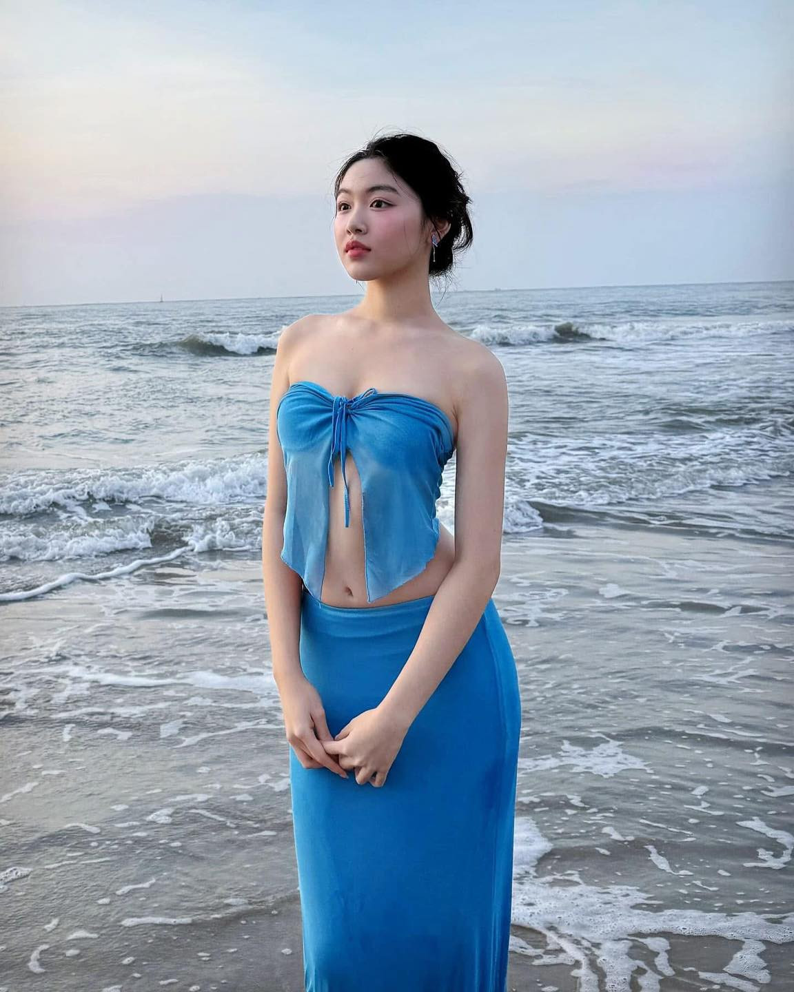 Đây cũng là một trong số những lần ít ỏi Lọ Lem diện trang phục có phần kiệm vải.