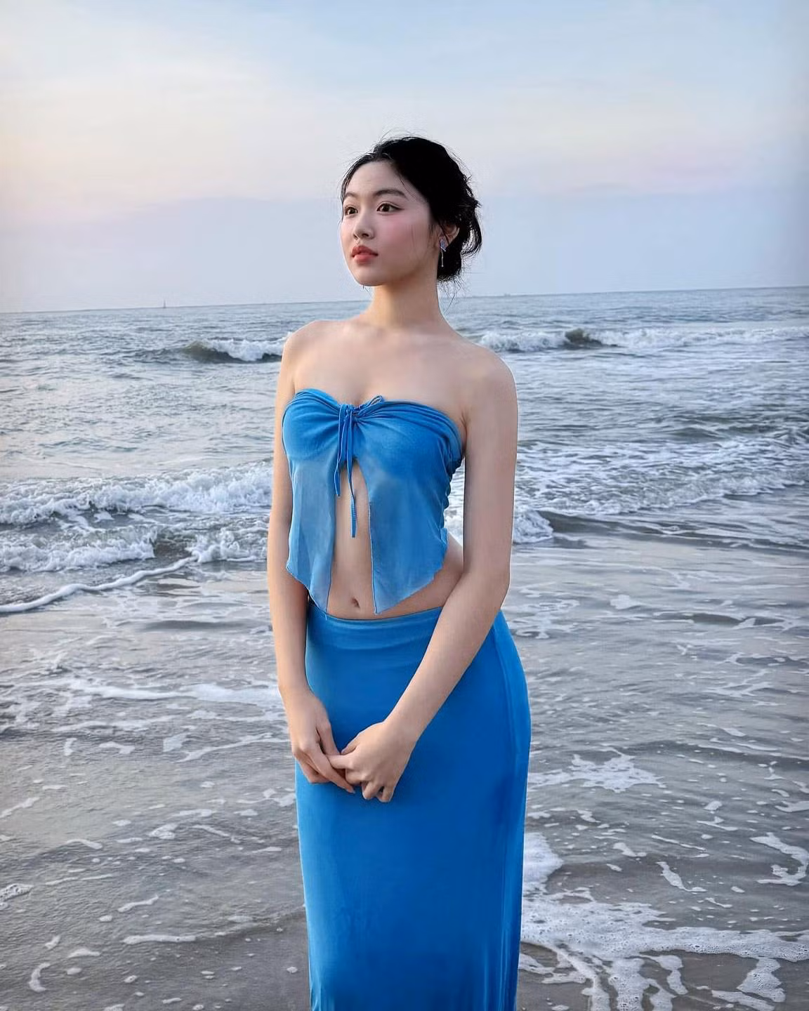 Đây cũng là một trong số những lần ít ỏi Lọ Lem diện trang phục có phần kiệm vải.