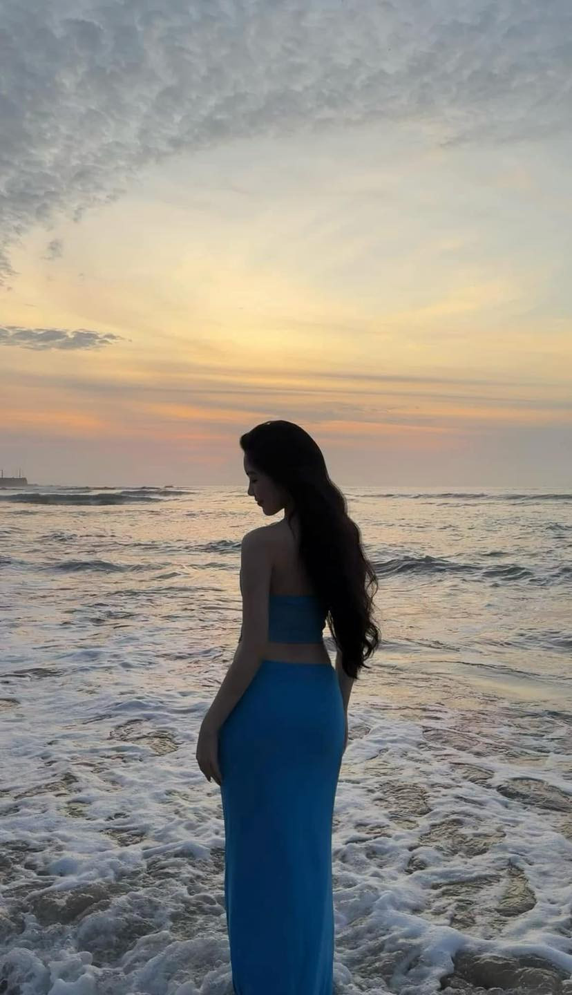 Con gái đầu lòng của Quyền Linh diện chiếc váy xanh ôm sát cơ thể, phần áo có chi tiết cắt xẻ táo bạo giúp khoe khéo vóc dáng xinh đẹp, căng tràn ở độ tuổi 18 cùng vòng eo siêu nhỏ.