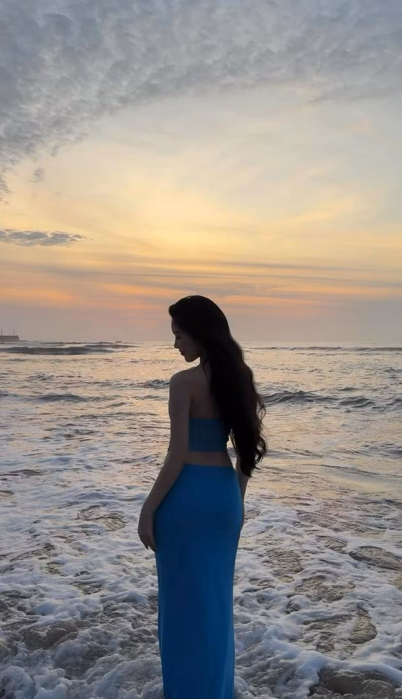 Con gái đầu lòng của Quyền Linh diện chiếc váy xanh ôm sát cơ thể, phần áo có chi tiết cắt xẻ táo bạo giúp khoe khéo vóc dáng xinh đẹp, căng tràn ở độ tuổi 18 cùng vòng eo siêu nhỏ.