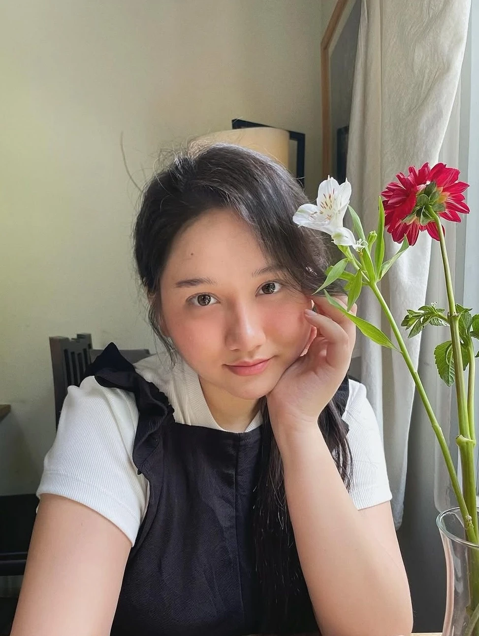 Trong một số hình ảnh từ năm 2022 đến nay, cô nàng khiến nhiều người bất ngờ với diện mạo mũm mĩm, khác hẳn dáng vẻ mảnh mai thường thấy. Thậm chí có một thời gian cô nàng bị đồn đoán đang mang thai vì vẻ ngoài đầy đặn của mình. Tuy nhiên nữ diễn viên đã lên tiếng phủ nhận và công bố lý do thực sự gây tăng cân là cô bị bệnh gai cột sống, thoái hóa khớp.