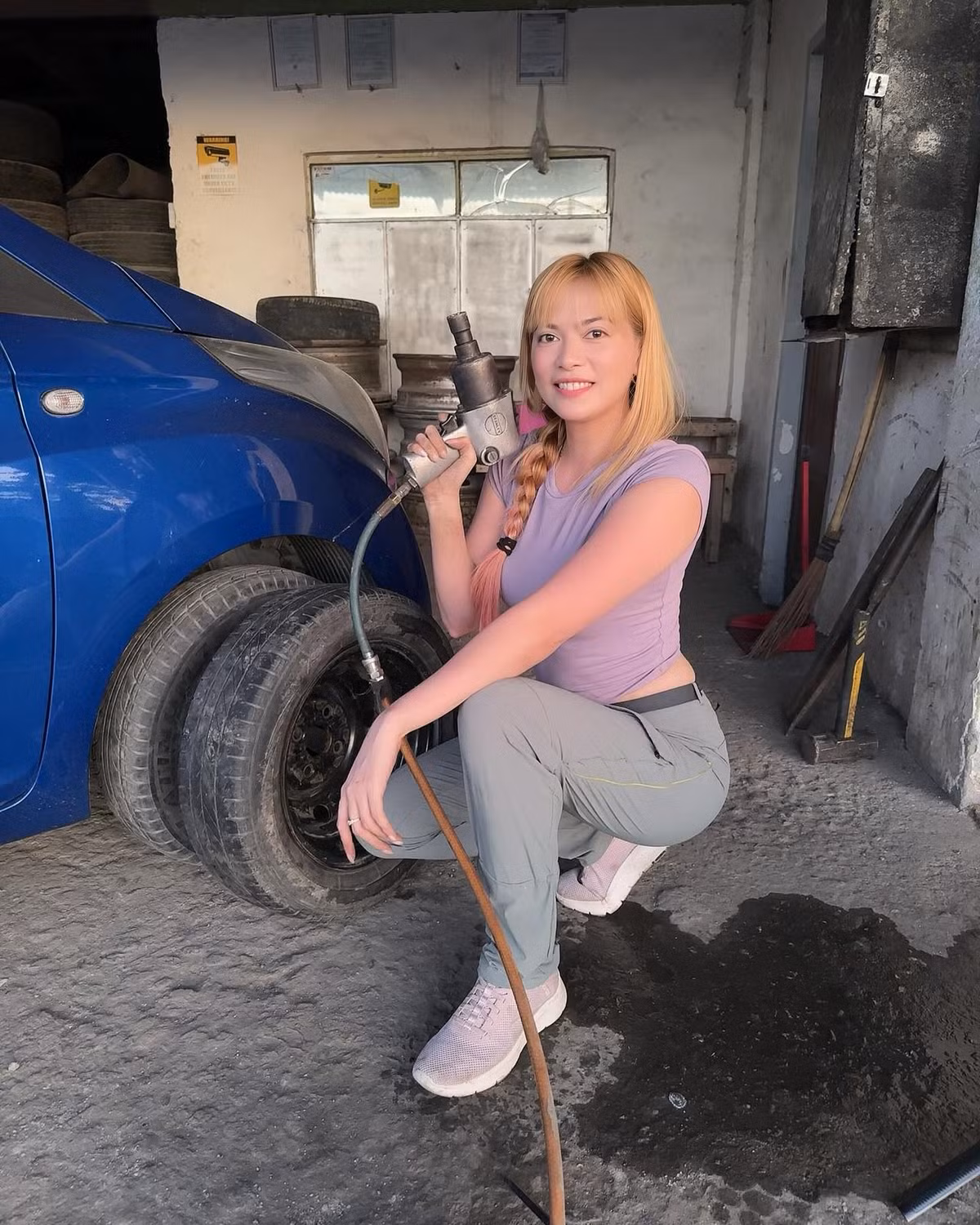 Tantin Legaspi Meneses, đến từ Philippines từng gây sốt mạng xã hội với hình ảnh lấm lem dầu mỡ khi làm việc trong gara ô tô.