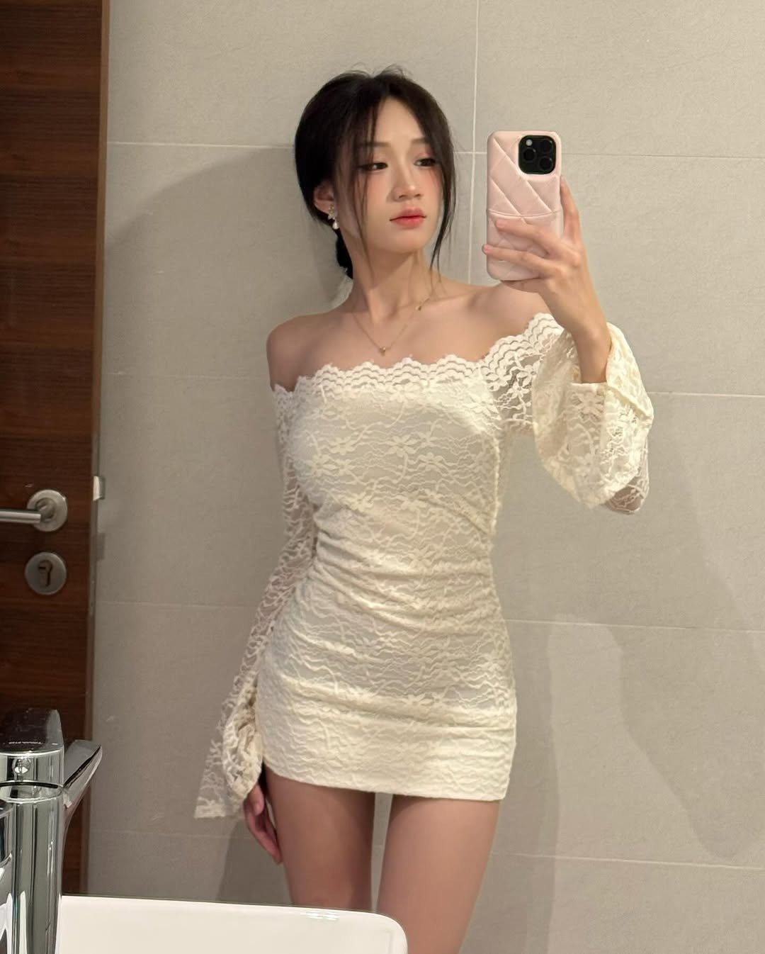 Trên các trang MXH, Hoàng Lan Anh theo đuổi phong cách trưởng thành, quyến rũ. Cô nàng cũng tích cực thả dáng với các bộ bikini nóng bỏng, những thiết kế ôm sát khoe trọn thân hình mảnh mai, cuốn hút cùng làn da trắng bóc.