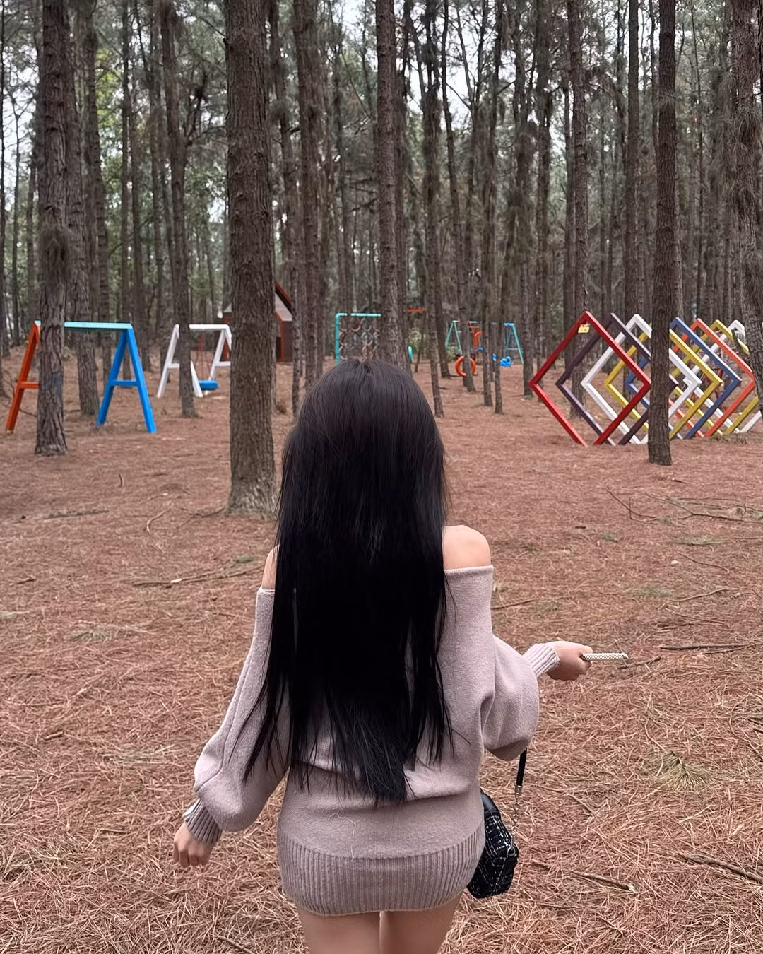 Góc ảnh từ đăng sau được nhiều netizen nhận xét đậm "chất liệu bạn gái", "nhìn thôi cũng muốn cưng chiều".