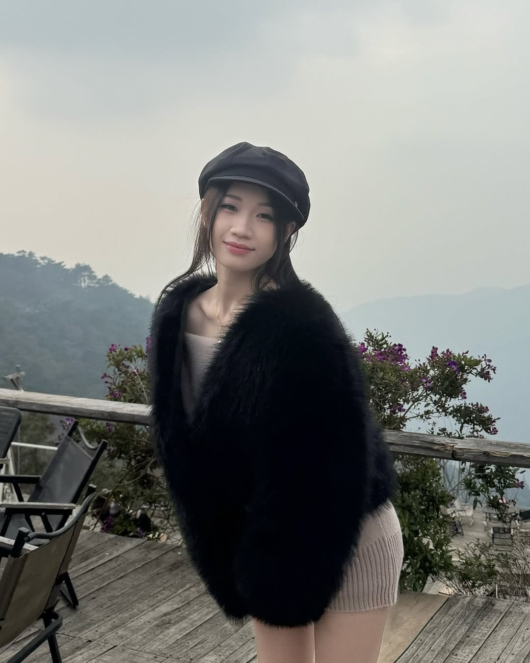 Cô nàng diện thiết kế váy len ngắn trễ vai, bên ngoài nàng Tiktoker diện thêm áo lông do thời tiết vẫn còn khá lạnh.