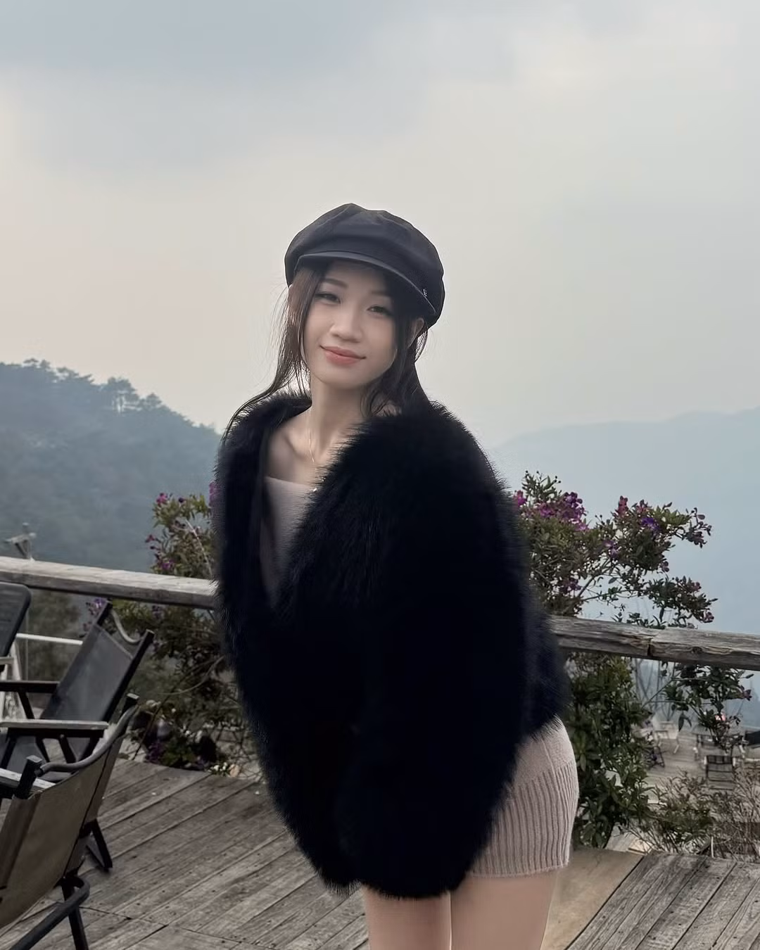 Cô nàng diện thiết kế váy len ngắn trễ vai, bên ngoài nàng Tiktoker diện thêm áo lông do thời tiết vẫn còn khá lạnh.