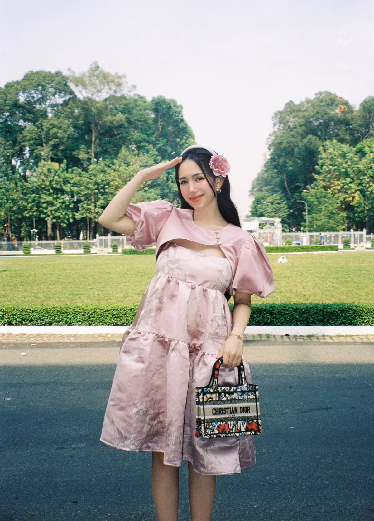 Dù đã có 3 nhóc tỳ nhưng Joyce Phạm vẫn giữ được vóc dáng thon gọn và nhan sắc trẻ trung.