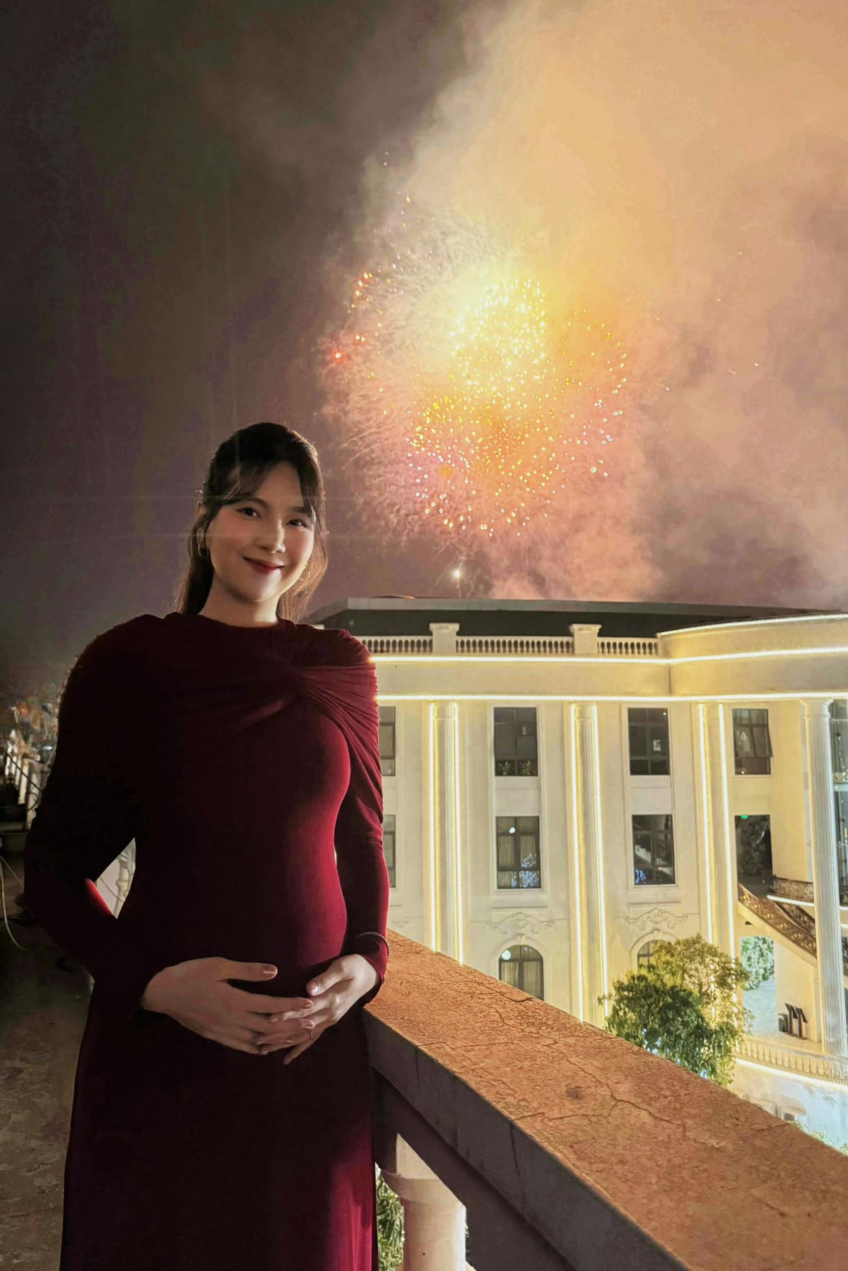 Sau khi công khai đám cưới cách đây không lâu, Mai Ngọc thường xuyên xuất hiện rạng rỡ với hình ảnh mẹ bầu xinh đẹp. Việc mang thai không hề làm giảm đi sự rạng rỡ của cô nàng. Ngược lại, Mai Ngọc còn khiến nhiều người ngưỡng mộ với nhan sắc tươi tắn, rạng rỡ trong suốt thai kỳ.