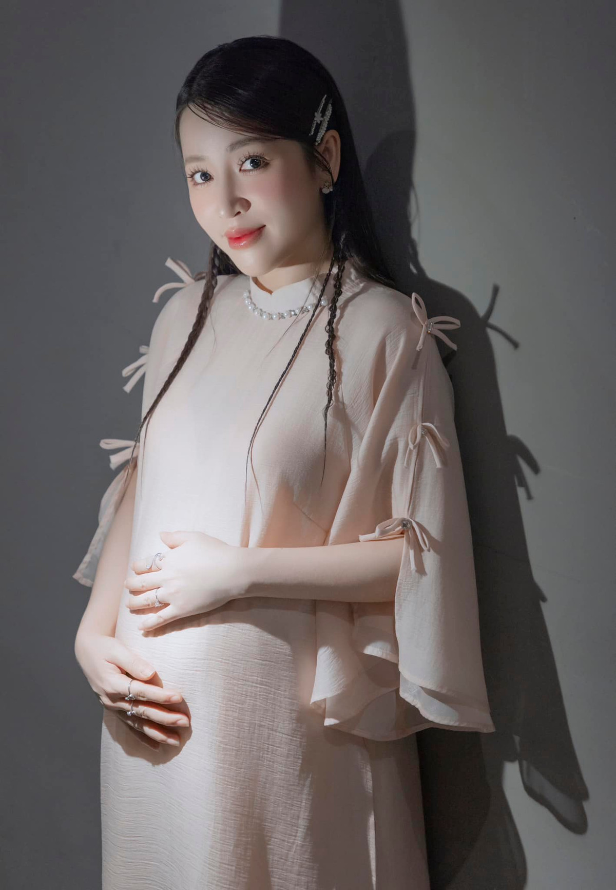 Cô và chồng đều bày tỏ niềm hạnh phúc, háo hức chờ đón thành viên mới trong gia đình.