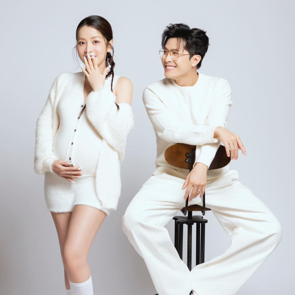 Hiện Puka đang ở những tháng cuối thai kỳ nên bụng đã to lên. Ai theo dõi sẽ biết nữ diễn viên luôn chọn những bộ đồ kín đáo, lịch sự nhưng cũng không kém phần sang trọng, dễ thương.