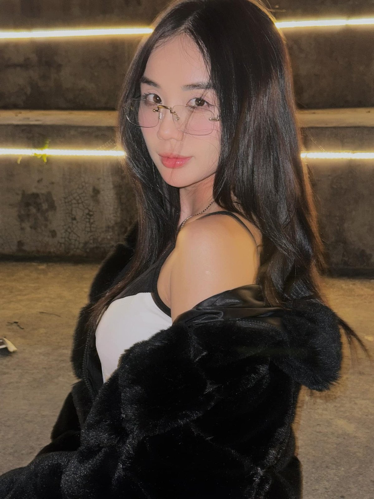 Cô nàng sở hữu thân hình mảnh mai, nhỏ nhắn.