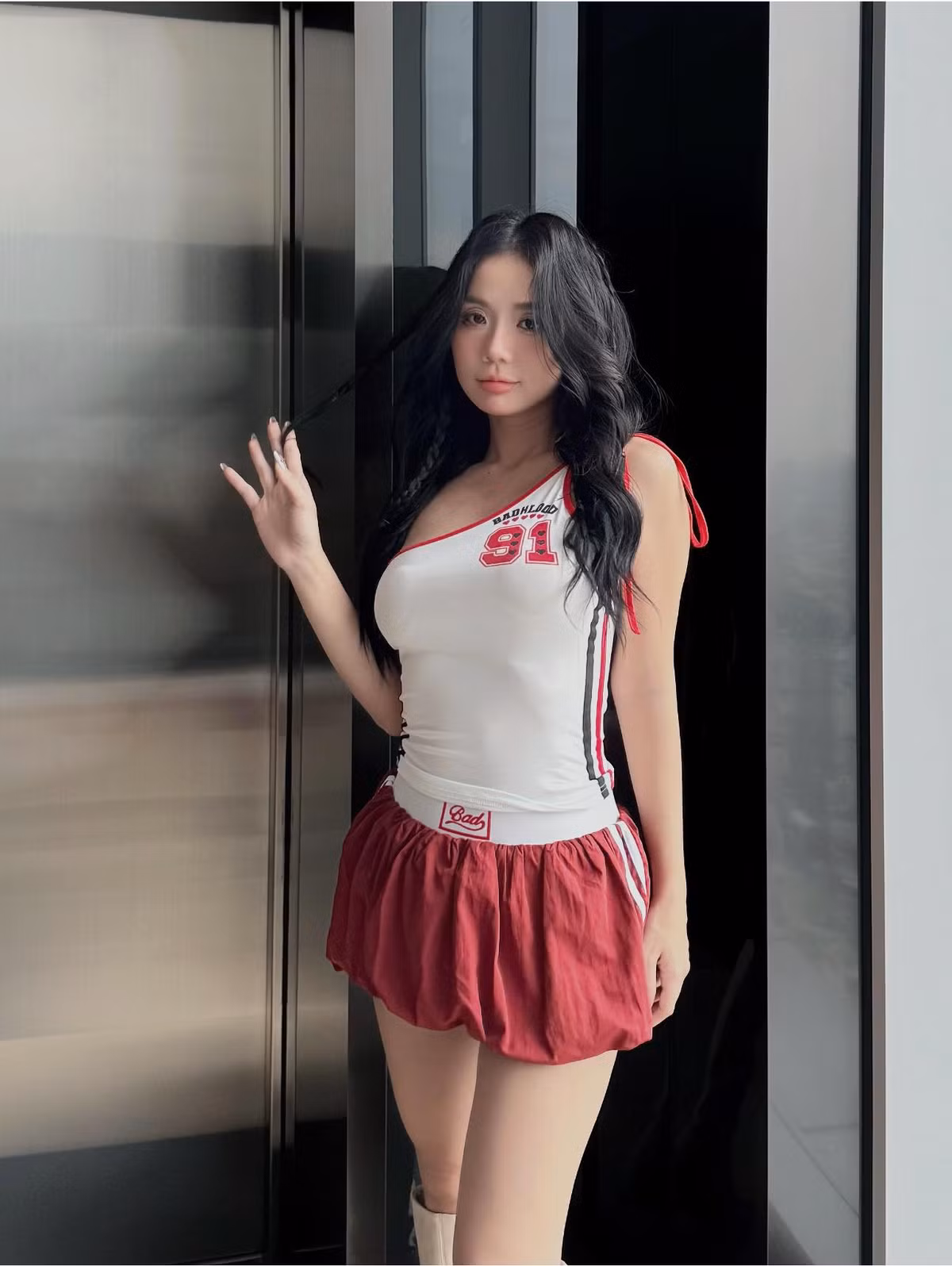 Dù đã là mẹ của hai con, cô nàng vẫn sở hữu sắc vóc xinh đẹp, trẻ trung.