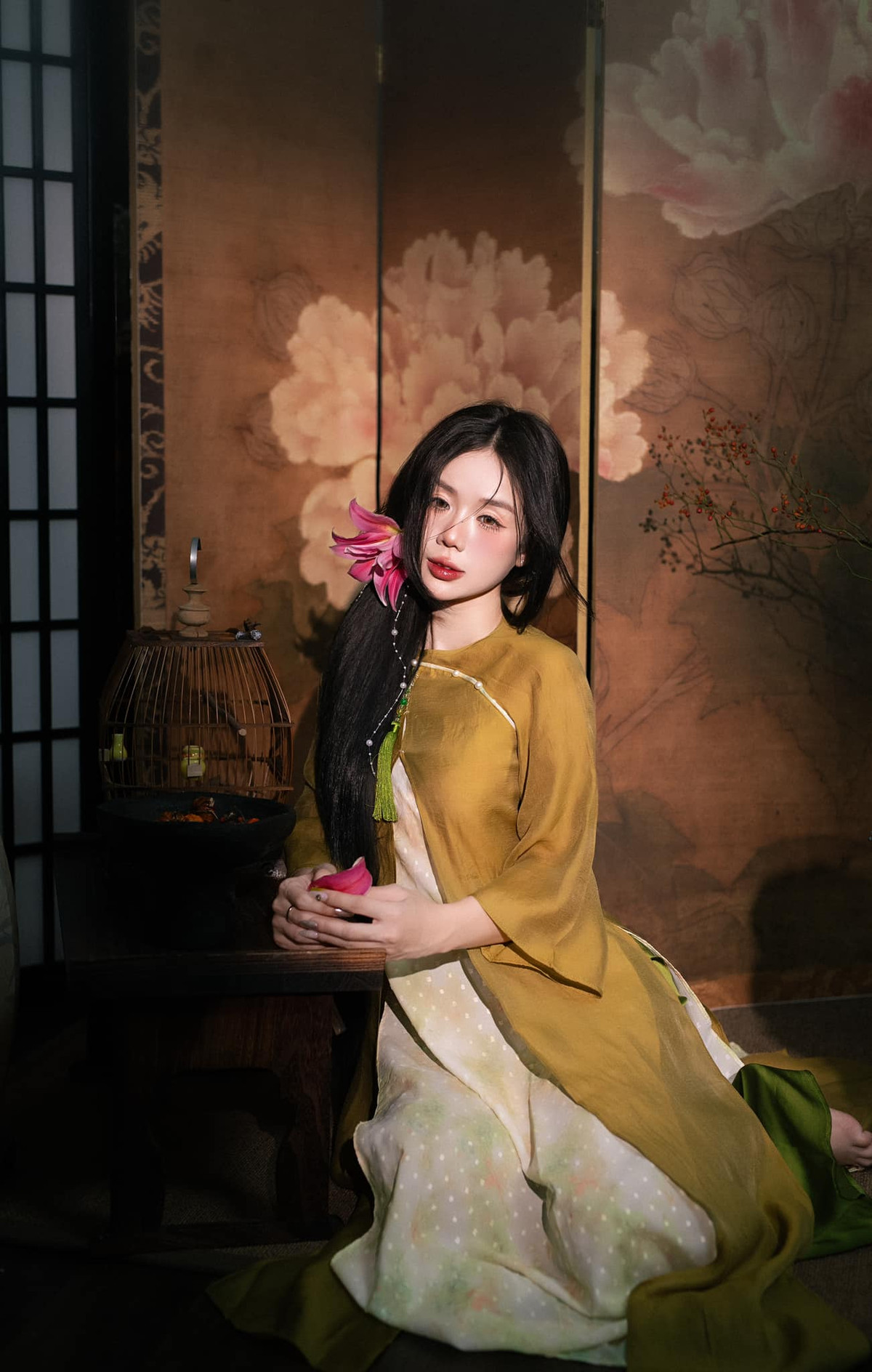 Cindy Lư tên thật là Lư Hoàng Bảo Ngọc (sinh năm 1996), là một KOL sở hữu gương mặt khả ái đồng thời là cháu nội NSƯT Bảo Quốc.