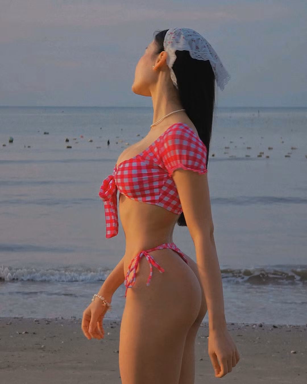 Ở phần bình luận, rất nhiều người bày tỏ xuýt xoa trước thân hình cực phẩm của Phương Trang: "Trời ơi mê cổ quá đi mất", "đẹp thế này ai làm lại được chị", "dáng đỉnh quá đi mất".