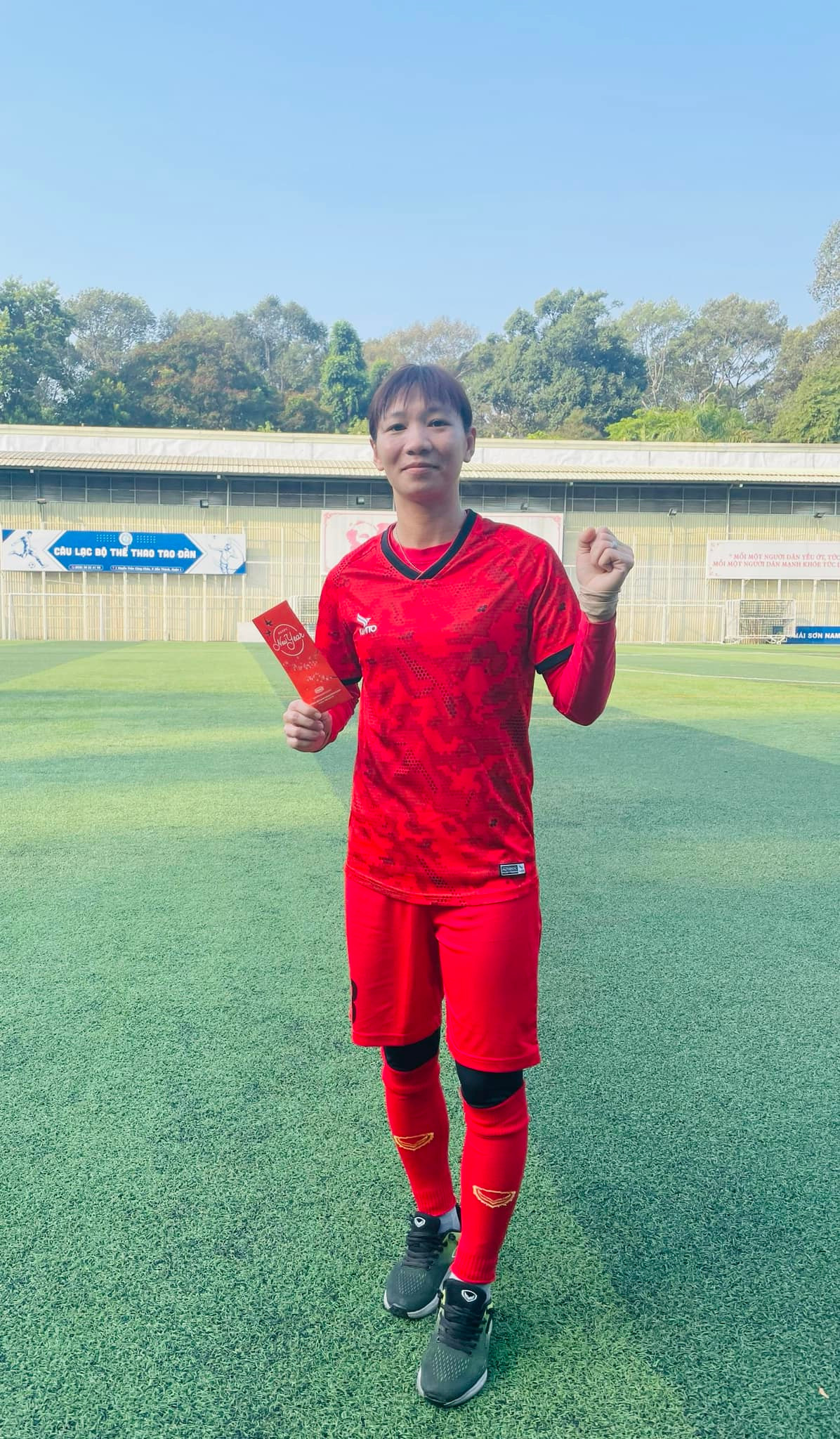 Với thân hình mảnh khảnh, nhưng tính cách khá mạnh mẽ, cô thi đấu như "người không phổi" ở tuyến giữa ĐT nữ Việt Nam những năm qua. Sự nhiệt huyết, mạnh mẽ, nhưng tỉnh táo của cô giúp đội nhà kiểm soát được thế trận và nhịp độ chơi bóng. (Ảnh: FBNV)