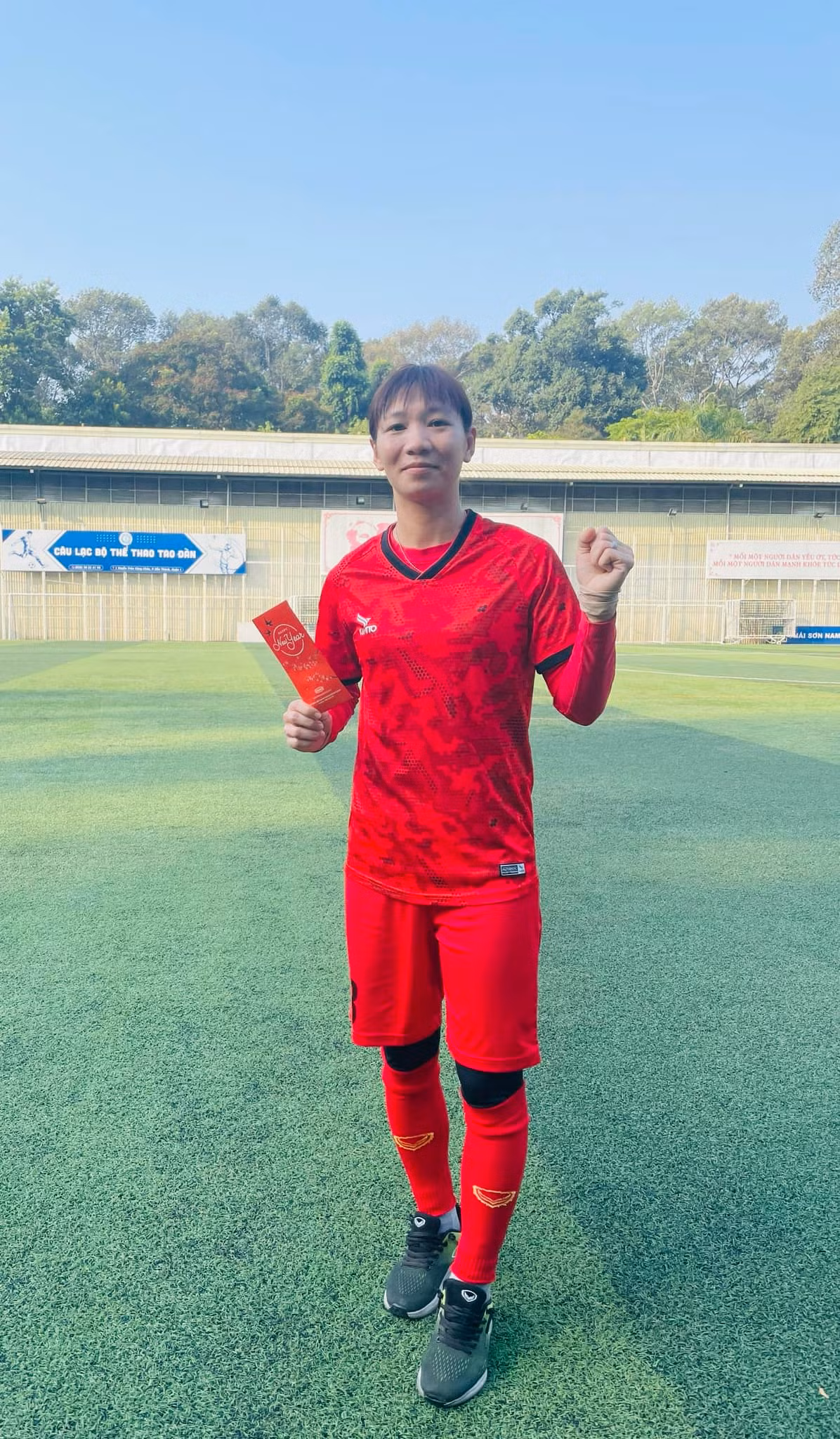 Với thân hình mảnh khảnh, nhưng tính cách khá mạnh mẽ, cô thi đấu như "người không phổi" ở tuyến giữa ĐT nữ Việt Nam những năm qua. Sự nhiệt huyết, mạnh mẽ, nhưng tỉnh táo của cô giúp đội nhà kiểm soát được thế trận và nhịp độ chơi bóng. (Ảnh: FBNV)