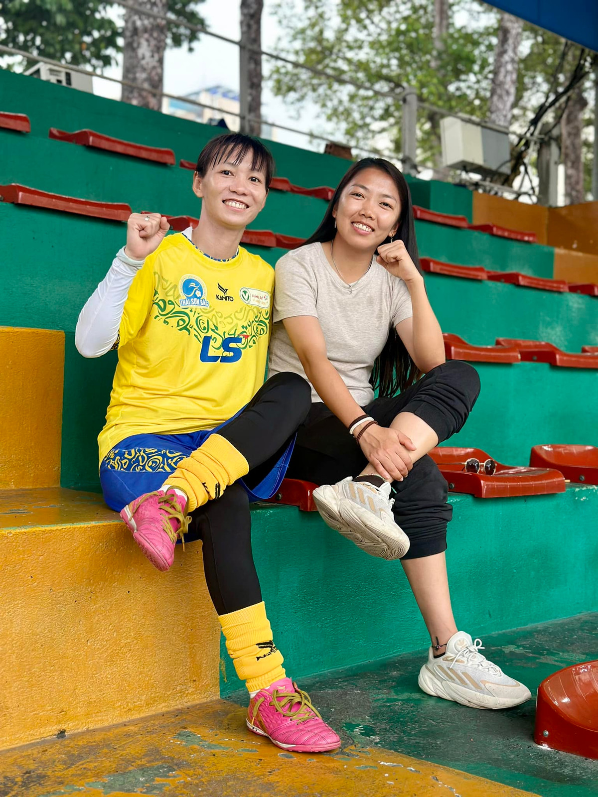 Cô có mối quan hệ thân thiết với nhiều cầu thủ nữ khác như Huỳnh Như. (Ảnh: FBNV)