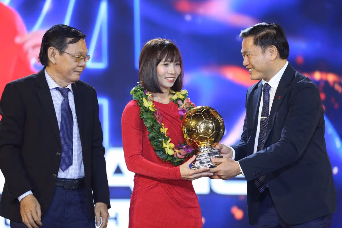 Đêm gala trao giải Quả bóng vàng Việt Nam 2024 đã khép lại với danh hiệu Quả bóng vàng nữ thuộc về "nữ chiến binh" 37 tuổi Trần Thị Thùy Trang. Ở tuổi 36, tiền vệ Thùy Trang có lần đầu nâng cao danh hiệu cá nhân cao quý - Quả Bóng Vàng nữ Việt Nam, với màn thể hiện tuyệt vời trong màu áo CLB TP. Hồ Chí Minh I và đặc biệt là lần trở lại đầy thành công với futsal, khi cô góp mặt trong đội tuyển Quốc gia vô địch giải Futsal nữ vô địch Đông Nam Á 2024 (Ảnh: VFF)
