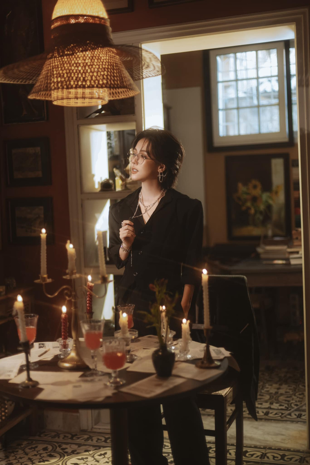 Riêng Kiều Anh, dù đã 1 chồng 2 con nhưng vẫn thốt lên: “Hậu ơi, chị đổ em rồi” làm Hậu Hoàng phải nhắc ngay đến Văn Quỳnh - chồng ca nương để cảnh báo.